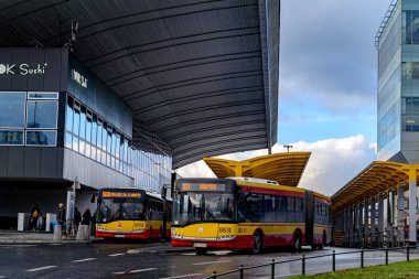 Varşova, Polonya - 08 Aralık 2016: Düzenli otobüs tren istasyonu Varşova.