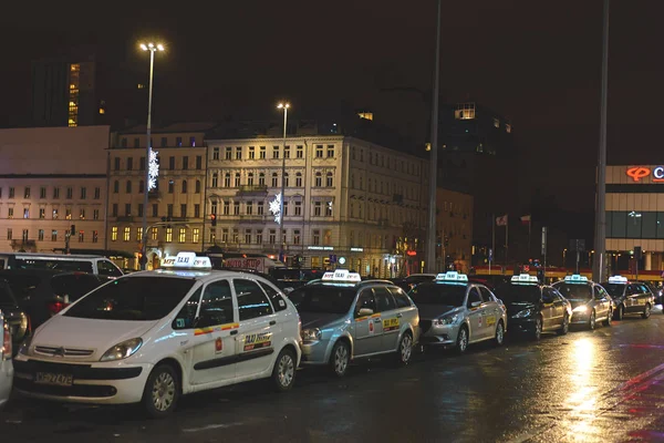 Varsovia, Polonia - 08 de diciembre de 2016: Una parada de taxis cerca de la estación de Varsovia. La cola de coches esperando al cliente . — Foto de Stock