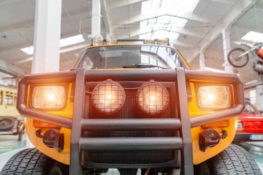 Off-road bir arabanın ön farlar ışıkları. İşlem sonrası