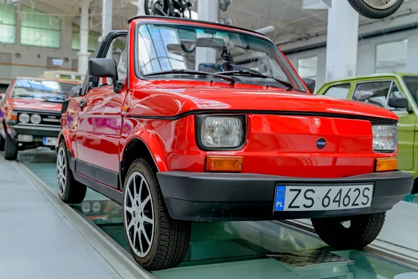 Szczecin, Pologne - 2 décembre 2016 : Muzeum of technik in Szczecin. Vieille marque de voitures rétro Fiat rouge — Photo
