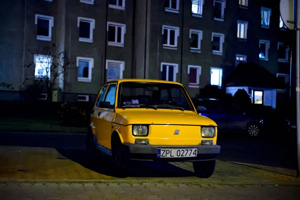 Police, Pologne - 29 octobre 2016 : Vieille machine Fiat jaune dans la rue — Photo