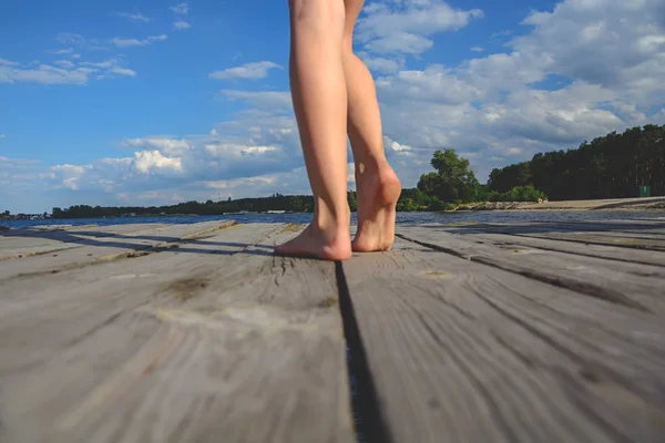 Blote voeten op de houten brug — Stockfoto