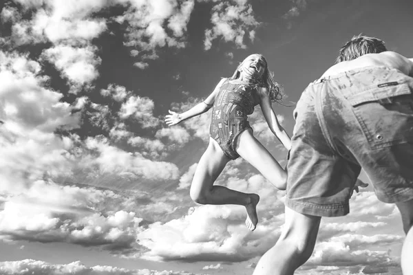 Lány a fürdőruhát ellen az égen jumping — Stock Fotó