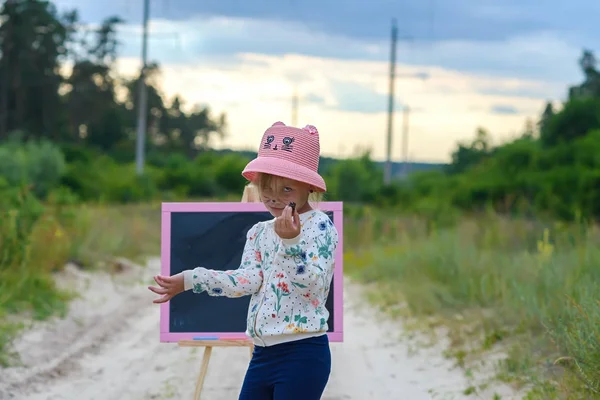 女の子がチョーク ボードを描画します。 — ストック写真