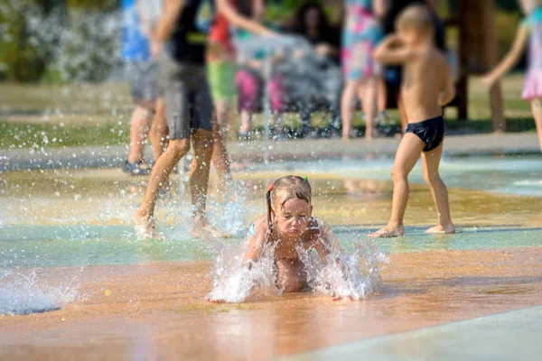 Τα παιδιά παίζουν με το νερό σε μια κρήνη — Φωτογραφία Αρχείου