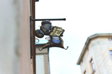 Mağaza üzerinde peynir-sokak işareti ile fare.