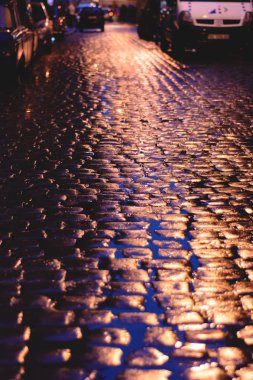 Gece ıslak Arnavut kaldırımlı yol.