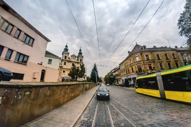 Eski sokaklara modern tramvay