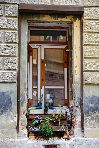 花の花瓶で古い荒廃した窓 — ストック写真