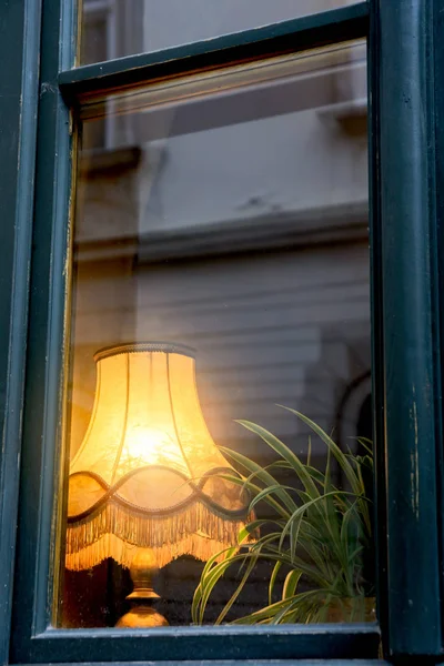 Oświetlone starą lampę w oknie. — Zdjęcie stockowe