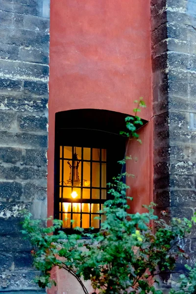 古い建物の明るい窓 — ストック写真