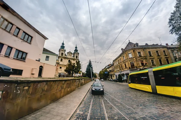 Tramvai moderne pe străzile vechi — Fotografie, imagine de stoc