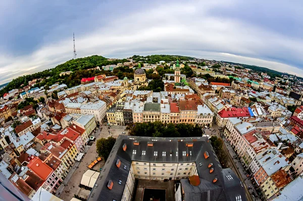 从高处看利沃夫老城。这座历史悠久的市中心被列入联合国教科文组织世界遗产名录. — 图库照片