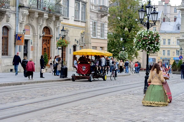 Lwów, Ukraina-22 września 2012: stare miasto Lwowa. Rynek kwadratowy. Dziewczyny na ulicy służą cukierków. — Zdjęcie stockowe