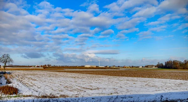 Champ d'hiver. À l'horizon se trouvent des générateurs d'énergie éolienne visibles . — Photo