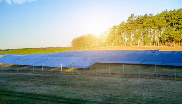 Zonnepanelen voor de productie van elektrische energie — Stockfoto