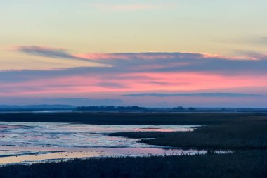 Nehrin üzerinde gün batımı