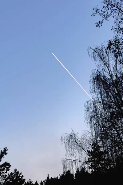 A fehér nyomvonal, a sugárhajtású repülőgép az égen — Stock Fotó