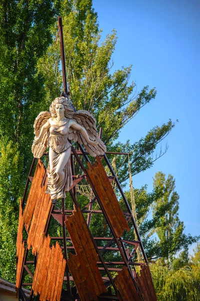 Cherkasy, Ukraine - 27 septembre 2014. Navire fracassé avec la sculpture frontale. Éditorial — Photo