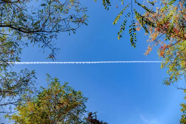 Die weiße Spur am Himmel mit dem Düsenflugzeug — Stockfoto