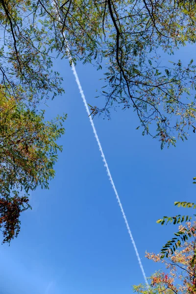 Jejak putih di langit dengan pesawat jet — Stok Foto