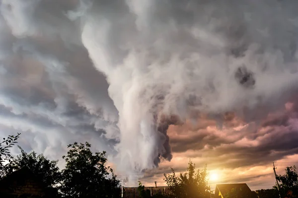 Paysage nuageux orageux dramatique — Photo