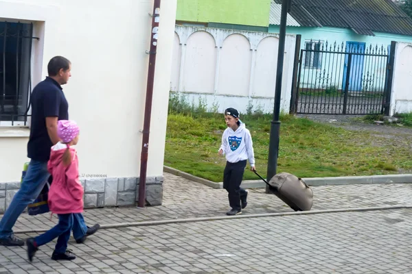 Slavsk, Ukraine - 17 septembre 2016 : Le garçon à la gare avec une valise — Photo