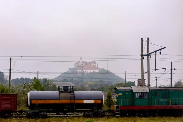 Pociąg na tle zamek Palanka Mukaczewo — Zdjęcie stockowe