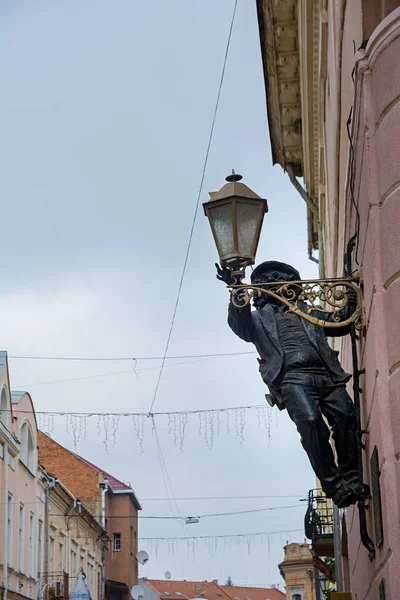 Uzhgorod, Ukraina - 18 września, 2016:Sculpture zapalanie latarnik lampa w Użgorodzie — Zdjęcie stockowe