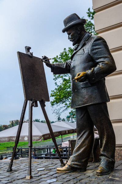 Ужгород, Украина - 18 сентября 2016 г.: Художник-скульптор рисует город
