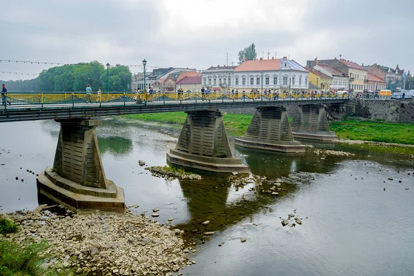 Uzhgorod, Ukrajna - szeptember 18, 2016: Híd a folyón Uzh Ungvár/Užhorod — Stock Fotó