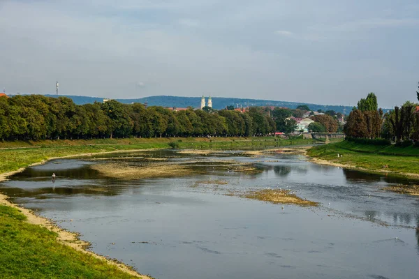 Uzhgorod, Ukraine - vue depuis le pont sur la rivière Uzh . — Photo
