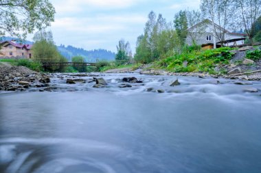 Dağ nehir taşları ve temiz soğuk su ile