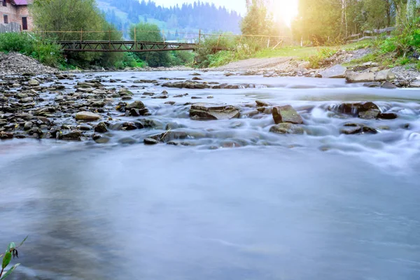 Rivière de montagne avec eau froide propre et pierres — Photo