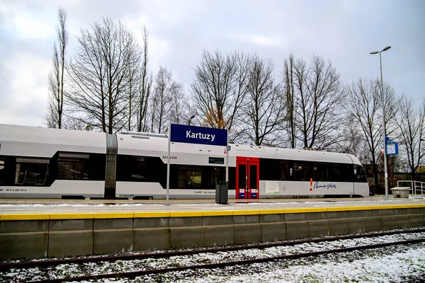 Kartuzy, Polônia - 11 de novembro de 2017: Novo trem de alta velocidade na estação — Fotografia de Stock