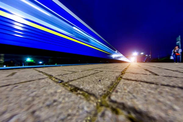 Rozmazané vlak v pohybu v noci. — Stock fotografie