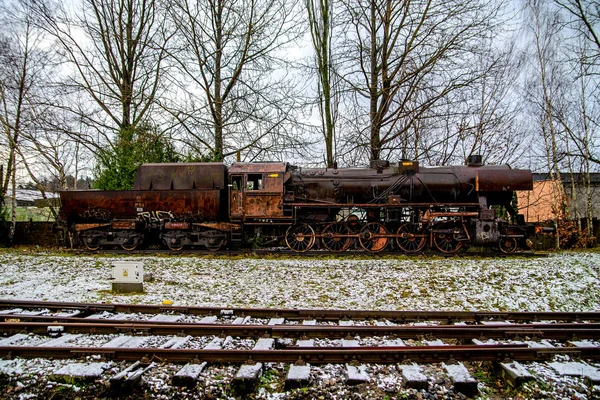 Старый ржавый локомотив на станции — стоковое фото