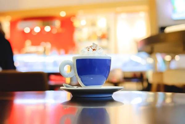 Une tasse de café viennois avec crème fouettée sur une table dans un café — Photo