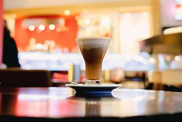 Une tasse de café sur une table dans un café — Photo