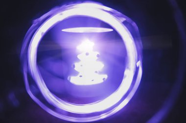 Noel ağacı şeklinde yanan mum.