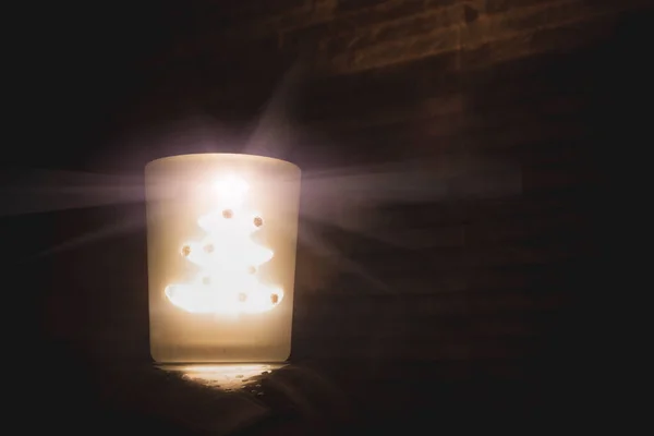 크리스마스 트리 모양의 촛불을 태운다 — 스톡 사진