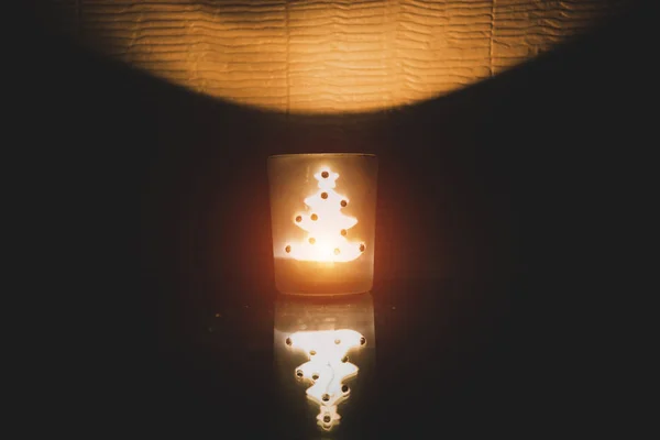 Vela encendida de Navidad en forma de árbol de Navidad — Foto de Stock