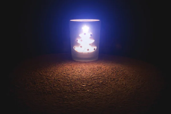 Vela encendida de Navidad en forma de árbol de Navidad — Foto de Stock