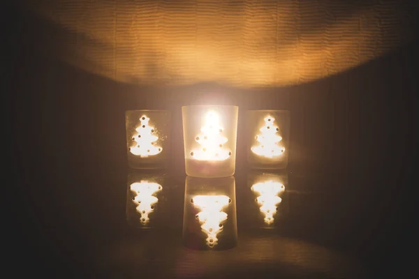 Vánoční hořící svíčka ve tvaru vánočního stromečku — Stock fotografie