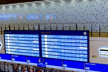 Varşova, Polonya - 08 Aralık 2016: Varşova 'daki tren istasyonundaki bilgi terminali.