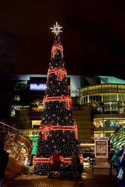 Warsaw, Polonya - 08 Aralık 2016: tren istasyonunun yakınında Varşova, Noel ağacı.