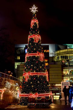 Warsaw, Polonya - 08 Aralık 2016: tren istasyonunun yakınında Varşova, Noel ağacı.