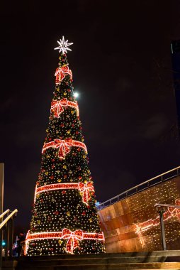 Warsaw, Polonya - 08 Aralık 2016: tren istasyonunun yakınında Varşova, Noel ağacı.