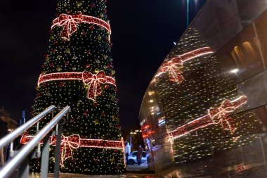 Warsaw, Polonya - 08 Aralık 2016: tren istasyonunun yakınında Varşova, Noel ağacı.