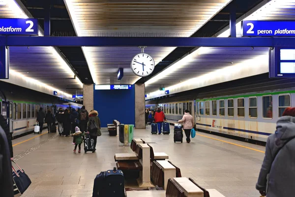 Warszawa, Polska - 08 grudnia 2016: Osoby z bagażem na peronie dworca w Warszawie — Zdjęcie stockowe
